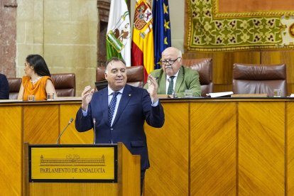 El consejero de Turismo Arturo Bernal en el atril y el presidente del Parlamento Jesús Aguirre.