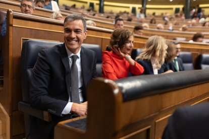 El presidente del Gobierno, Pedro Sánchez junto a las vicepresidentas y ministras María Jesús Montero y Yolanda Díaz.