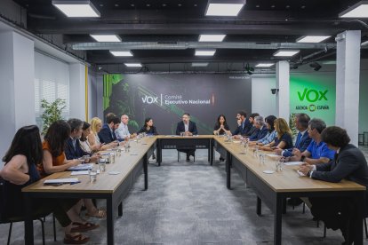 Reunión extraordinaria del Comité Ejecutivo Nacional de VOX, en la que han decidido romper los gobiernos de coalición con el PP, en su sede, a 11 de julio de 2024, en Madrid (España). Dicho acto se produce tras dar por rotos los cinco gobiernos autonómicos en los que participan en coalición, por aceptar esta última formación el reparto por toda España de menores inmigrantes no acompañados llegados a las islas Canarias.
11 JULIO 2024;VOX;ABASCAL;COMITÉ EJECUTIVO NACIONAL;RUPTURA;PP;EXTRAORDINARIA;
VOX
11/7/2024