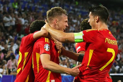 Los jugadores de la selección española celebran un gol.