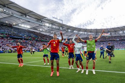 Los jugadores de la selección española celebran tras un partido.