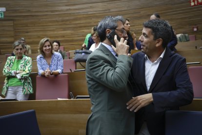 Vicente Barrera con Carlos Mazón el pasado jueves en Les Corts Valencianes