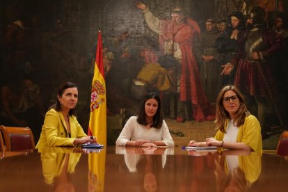 Las senadoras del PP Pilar Rojo y Rocío Divar, con Rosa María Payá, hija del disidente fallecido Oswaldo Payá.