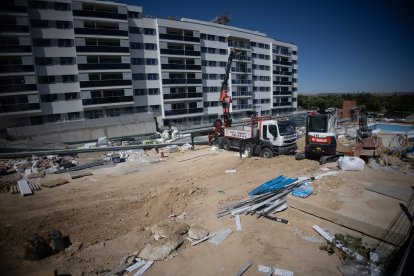 El edificio de viviendas del Plan Vive en construcción, a 10 de julio de 2024, en Madrid (España). Hoy se ha abierto el plazo de inscripción para optar a una de las 332 viviendas de alquiler asequible del Plan Vive de la Comunidad de Madrid en el barrio de Valdebebas. Las viviendas, actualmente en construcción, son de uno, dos y tres dormitorios, y se ofertarán en régimen de alquiler VPPL. Las primeras entregas están previstas para principios de 2025.
10 JULIO 2024;INSCRIPCIÓN;ALQUILER;PLAN VIVE;COMUNIDAD DE MADRID;VIVIENDAS;RECURSOS
Eduardo Parra / Europa Press
10/7/2024