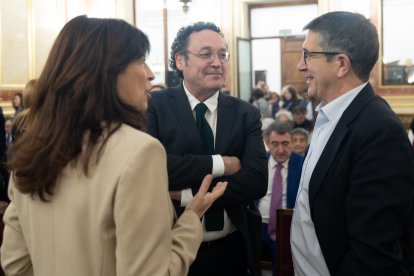 El Fiscal General del Estado, Álvaro García Ortiz, junto al portavoz del PSOE, Patxi López, y la ministra de Igualdad, Ana Redondo.