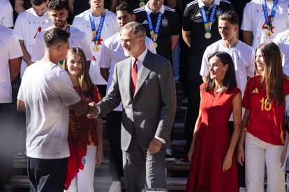 Morata saluda al rey Felipe VI en Zarzuela.