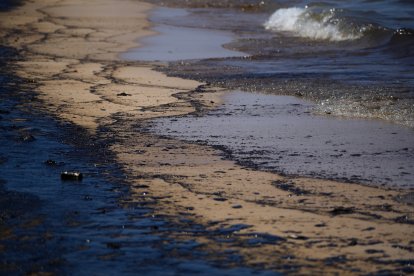 Vista del vertido en la playa de El Saler, a 16 de julio de 2024, en Valencia, Comunidad Valenciana (España).