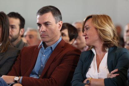 El presidente del Gobierno, Pedro Sánchez, y la portavoz nacional del PSOE y ministra de Educación, Pilar Alegría.