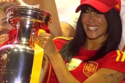 Aitana levantando la Eurocopa 2024 en la celebración homenaje a la Selección Española de Fútbol.