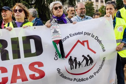 Varios pensionistas con una pancarta durante una manifestación frente al Congreso de los Diputados, a 18 de octubre de 2023, en Madrid (España). Los pensionistas se han manifestado una vez más frente al Congreso, en defensa del Sistema Público de pensiones y para conseguir unas pensiones dignas para todos. Después del Congreso, se trasladan al Banco de España a seguir manifestándose.
18 OCTUBRE 2023;PENSIONES;PENSIONES DIGNAS
Carlos Luján / Europa Press
(Foto de ARCHIVO)
18/10/2023