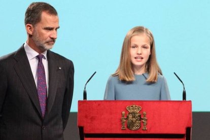 Leonor defiende la monarquía parlamentaria en su debut y emociona a la Reina