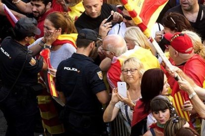 Ciudadanos homenajean a los agentes de la Policía Nacional, este domingo en la manifestación de Societat Civil Catalana.