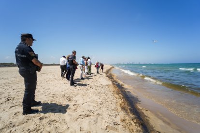 Vista del vertido en la playa de El Saler, a 16 de julio de 2024, en Valencia, Comunidad Valenciana (España).