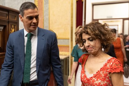 El presidente del Gobierno, Pedro Sánchez, y la vicepresidenta primera y ministra de Hacienda, María Jesús Montero.