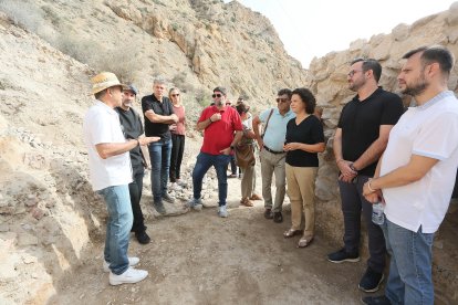 La diputada de Arquitectura visita en Callosa de Segura el yacimiento, cuya puesta en valor está incluida en el Plan Provincial para la valorización de espacios, edificios o restos arquitectónicos