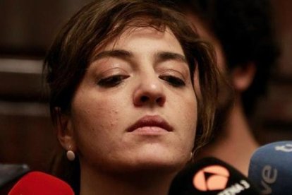 Celia Mayer, concejal del Ayuntamiento de Madrid, ante los medios de comunicación.