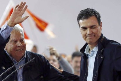 Felipe González y Pedro Sánchez en un mitin.