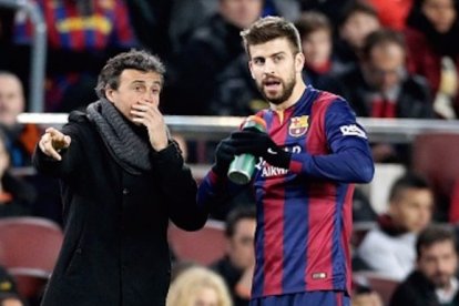 El entrenador del FC Barcelona dio instrucciones a Piqué durante el partido.