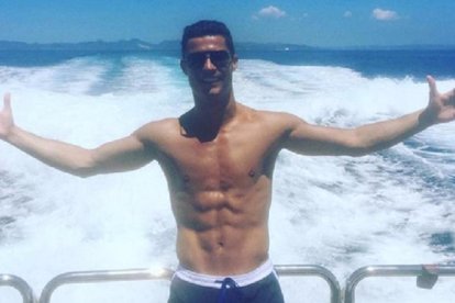 El jugador luce abdominales desde el yate que ha alquilado en Ibiza.