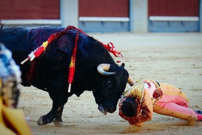 El momento de la terrible cornada.