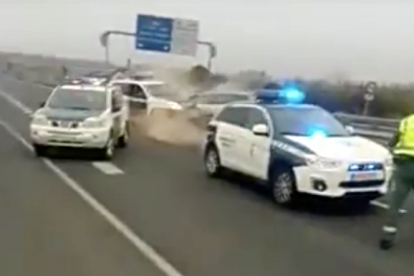 Momento del impacto contra el patrulla de la Guardia Civil.