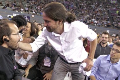 Iglesias saluda a Echenique ante la atenta mirada de Errejón.