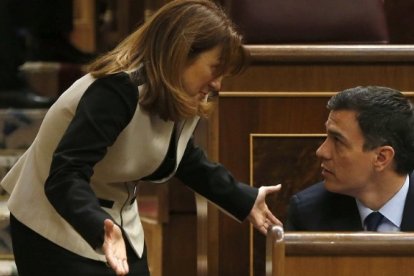 Soraya Rodríguez conversa con Pedro Sánchez en la pasada legislatura.