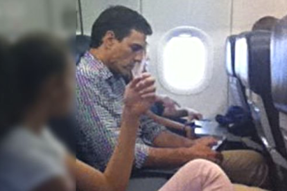 Pedro Sánchez en el avión rumbo a San Francisco.