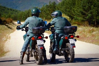 Dos agentes de la patrulla rural de la Guardia Civil.