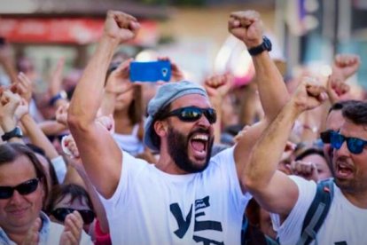 Spiriman, en el centro con gorra, durante una manifestación contra la Junta.