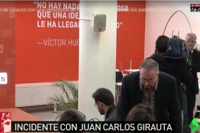 Momento en el que Girauta se va a por la periodista de La Sexta.