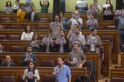 Los diputados de Podemos interrumpen el pleno de este jueves