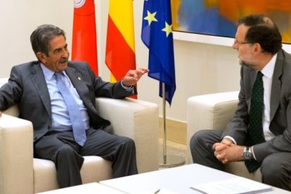 El presidente de Cantabria, Miguel Angel Revilla, en una reunión con Rajoy en La Moncloa