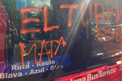 Imagen de la luna del bus turístico atacado por las juventudes de la CUP.