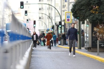 La Gran Vía, con pocos peatones en las nuevas zonas de paseo y los aledaños atascados