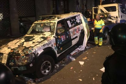 Un coche de la Guardia Civil destrozado el mismo día en que el Cuerpo sufrió un largo acoso de 24 horas encabezado por entidades enlazadas con el Govern