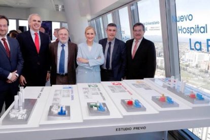 Cifuentes y los responsables sanitarios, frente a la maqueta de la nueva Paz