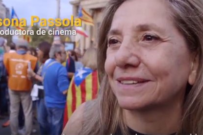 Isona Passola durante una manifestación convocada por Òmnium Cultural.