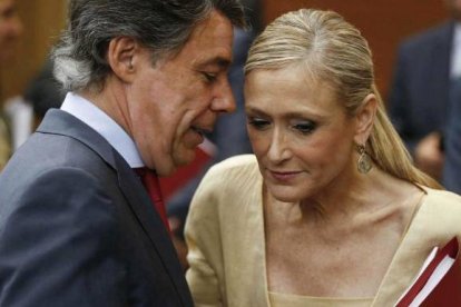 Cristina Cifuentes, junto a su antecesor en la Presidencia de la Comunidad de Madrid, Ignacio González.