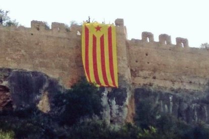 Imagen de la estelada en el Castillo de Corbera