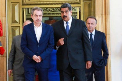 Maduro acompañado de Zapatero.