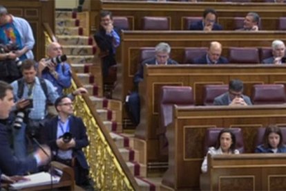 Rivera dirigiéndose a los diputados del PSOE durante el debate.