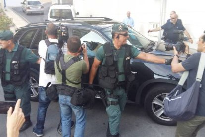 Zaplana llegando a su casa de Benidorm