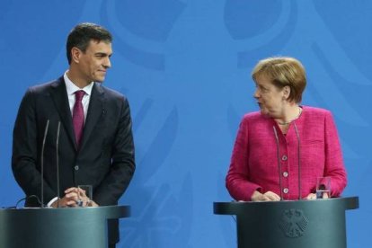 Pedro Sánchez y Ángela Merkel, este martes en su comparecencia conjunta en Berlín.