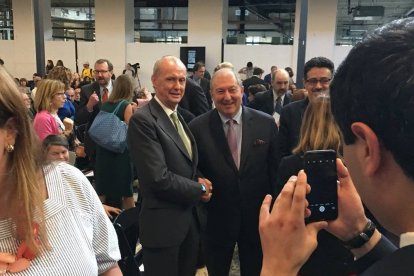 El presidente de Armenia saludando al embajador de España en Washington, Pedro Morenés.