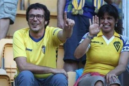 Teresa Rodríguez con su pareja, Kichi González; alcalde gaditano y como ella frecuente seguidor del Cádiz CF