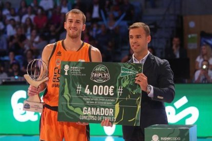 Matt Thomas, recogiendo el cheque que le acredita como mejor lanzador ACB