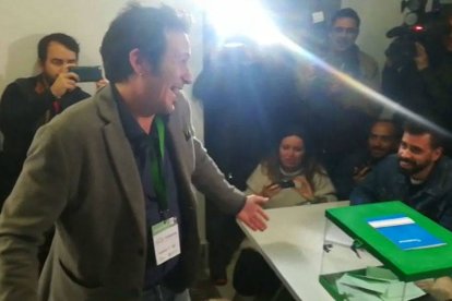 El alcalde de Cádiz, José María González Kichi, este domingo votando en las elecciones andaluzas.