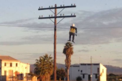 Muñecos colgados con la estelada