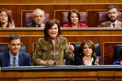 Carmen Calvo este miércoles en el Congreso dirigiéndose a la portavoz del PP.